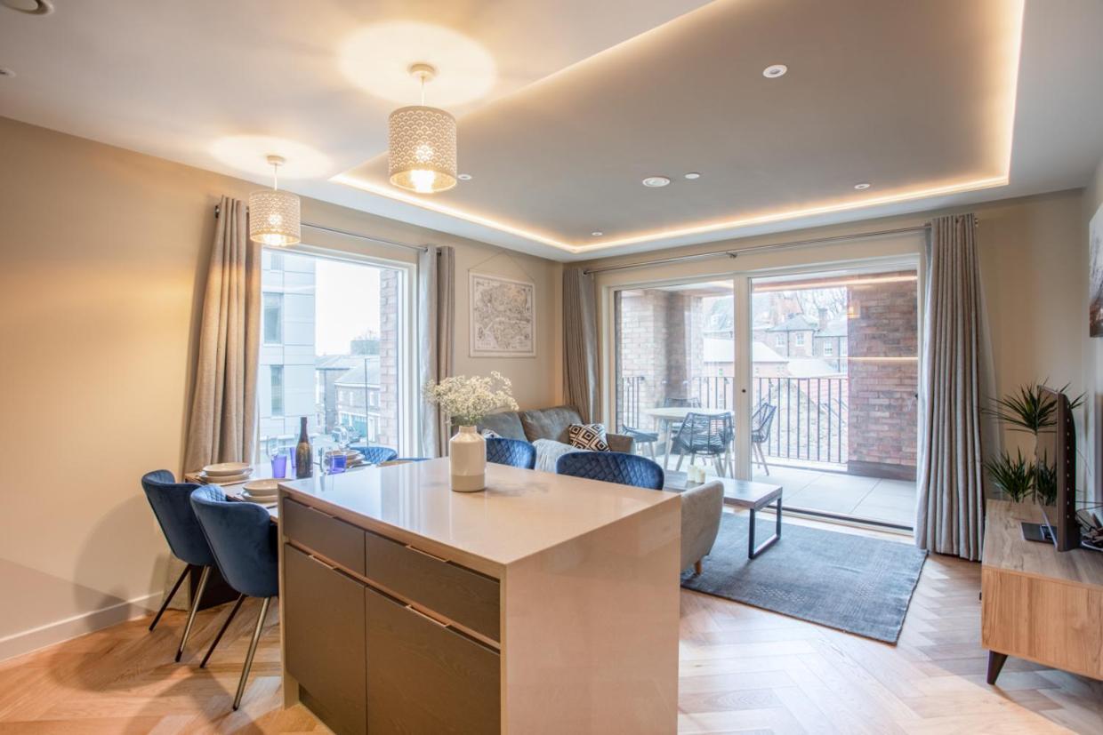Luxury 2 Bedroom Apartment With Free Parking In The Heart Of יורק מראה חיצוני תמונה