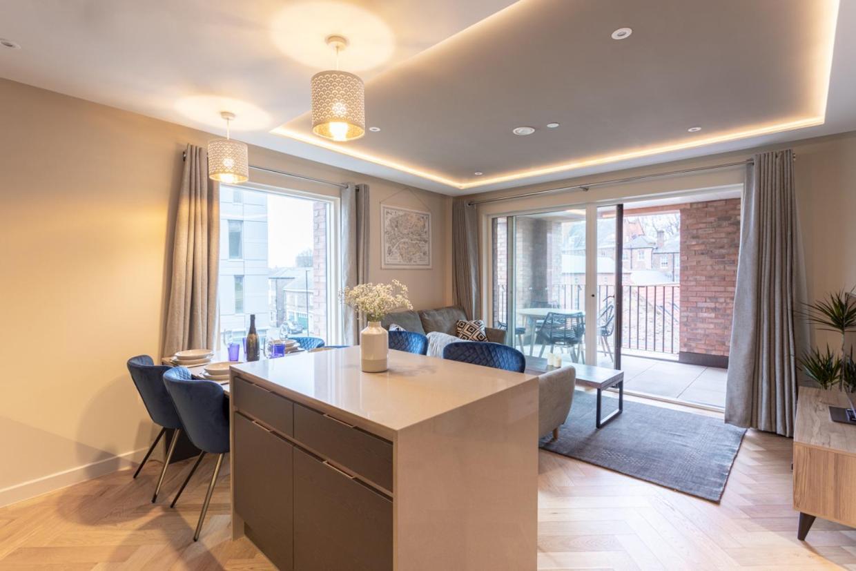 Luxury 2 Bedroom Apartment With Free Parking In The Heart Of יורק מראה חיצוני תמונה